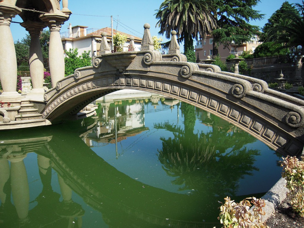 Ponte sul laghetto di Villa Grock