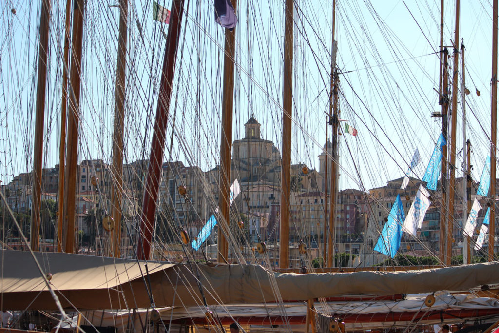 Alberi delle navi con lo sfondo del parasio