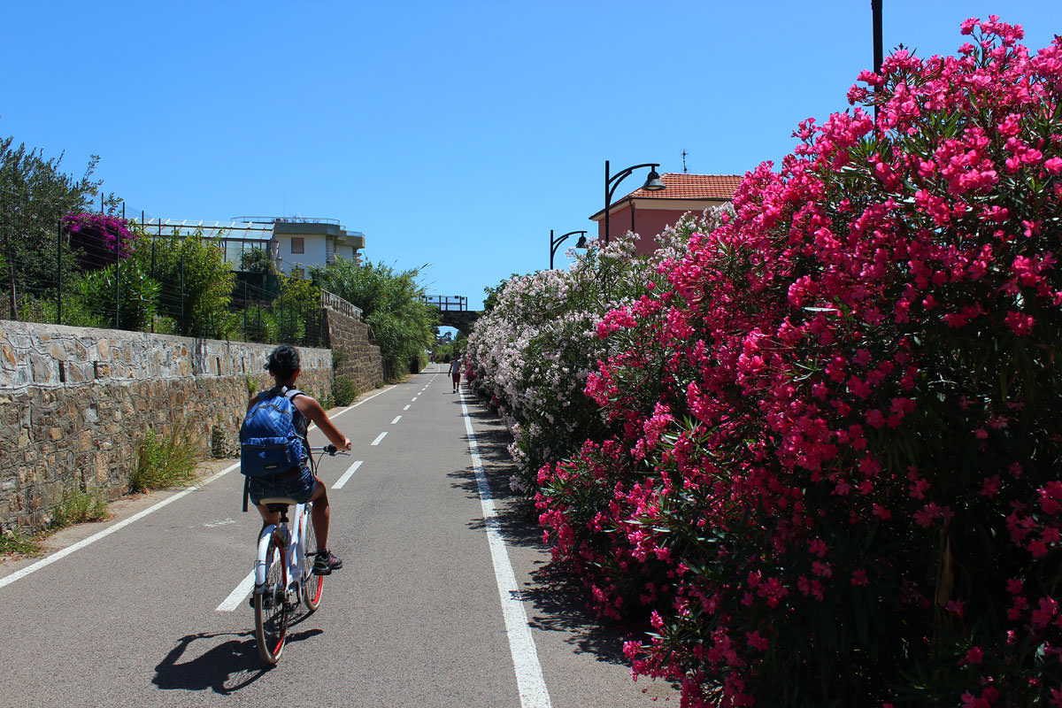 passeggiata in bici sulla pista ciclabile di Sanremo